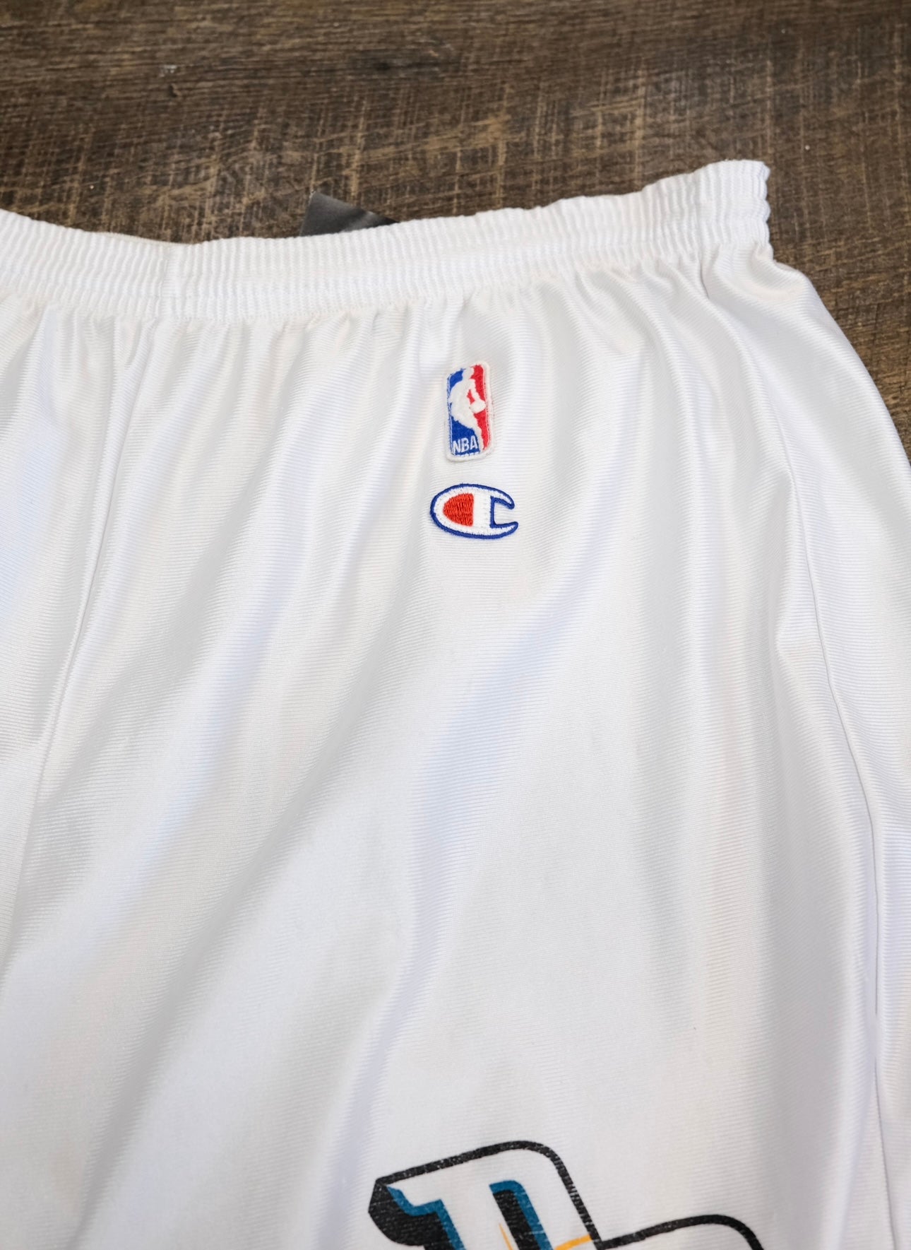 Detroit Pistons (Champion) Shorts / Size XL