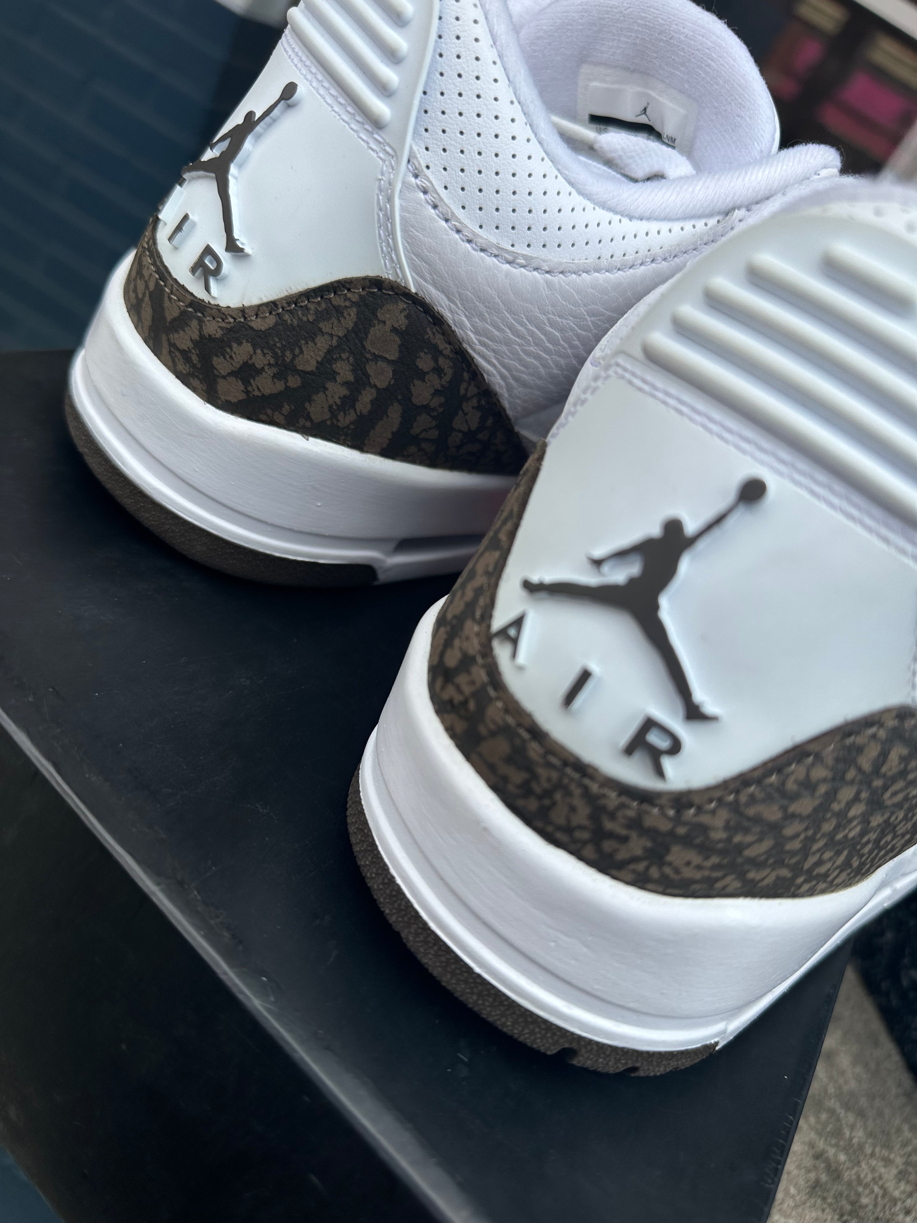Air Jordan 3 (Mocha) - Size 8.5
