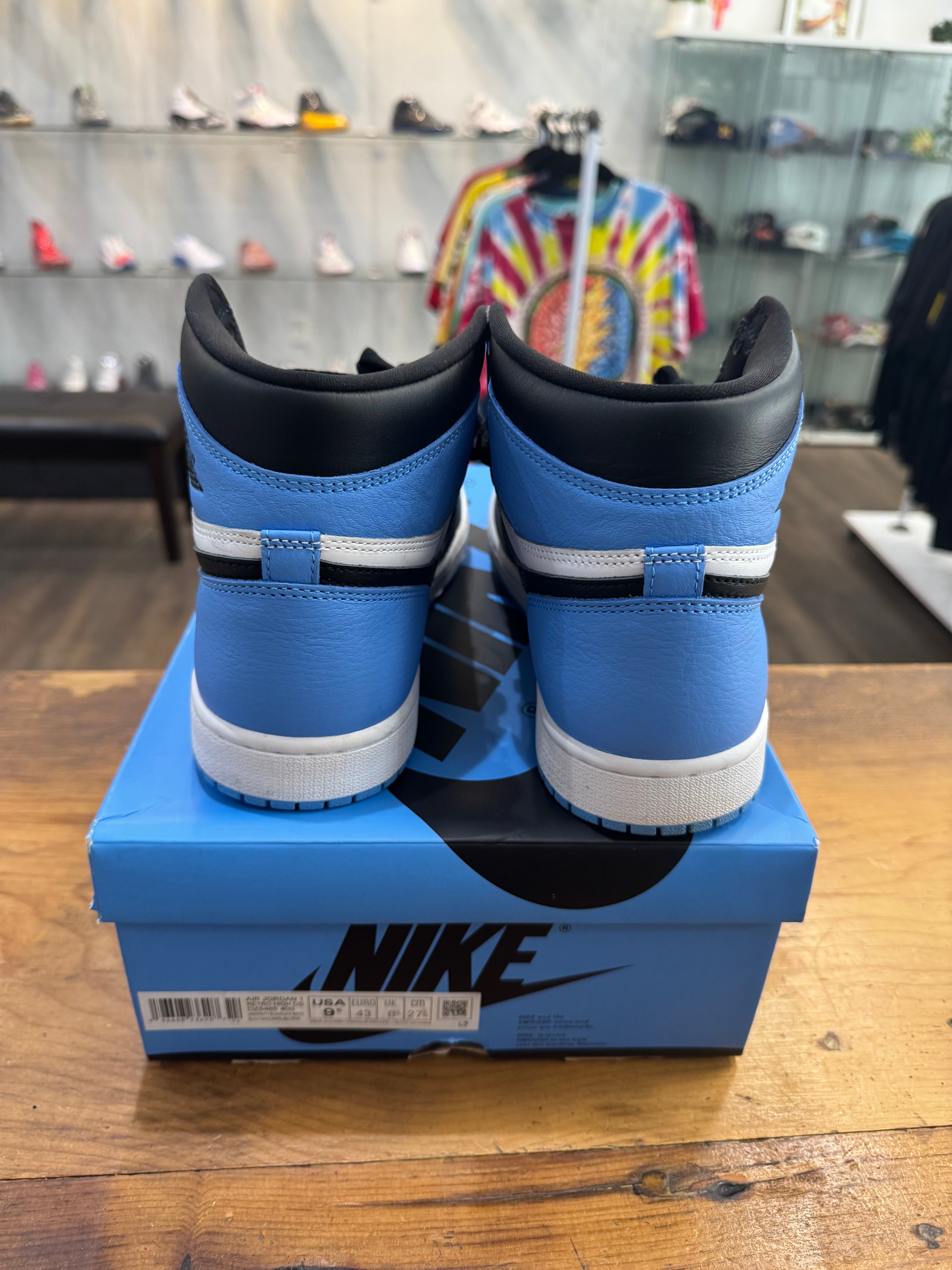 Air Jordan 1 Retro High OG (UNC Toe) size 9.5