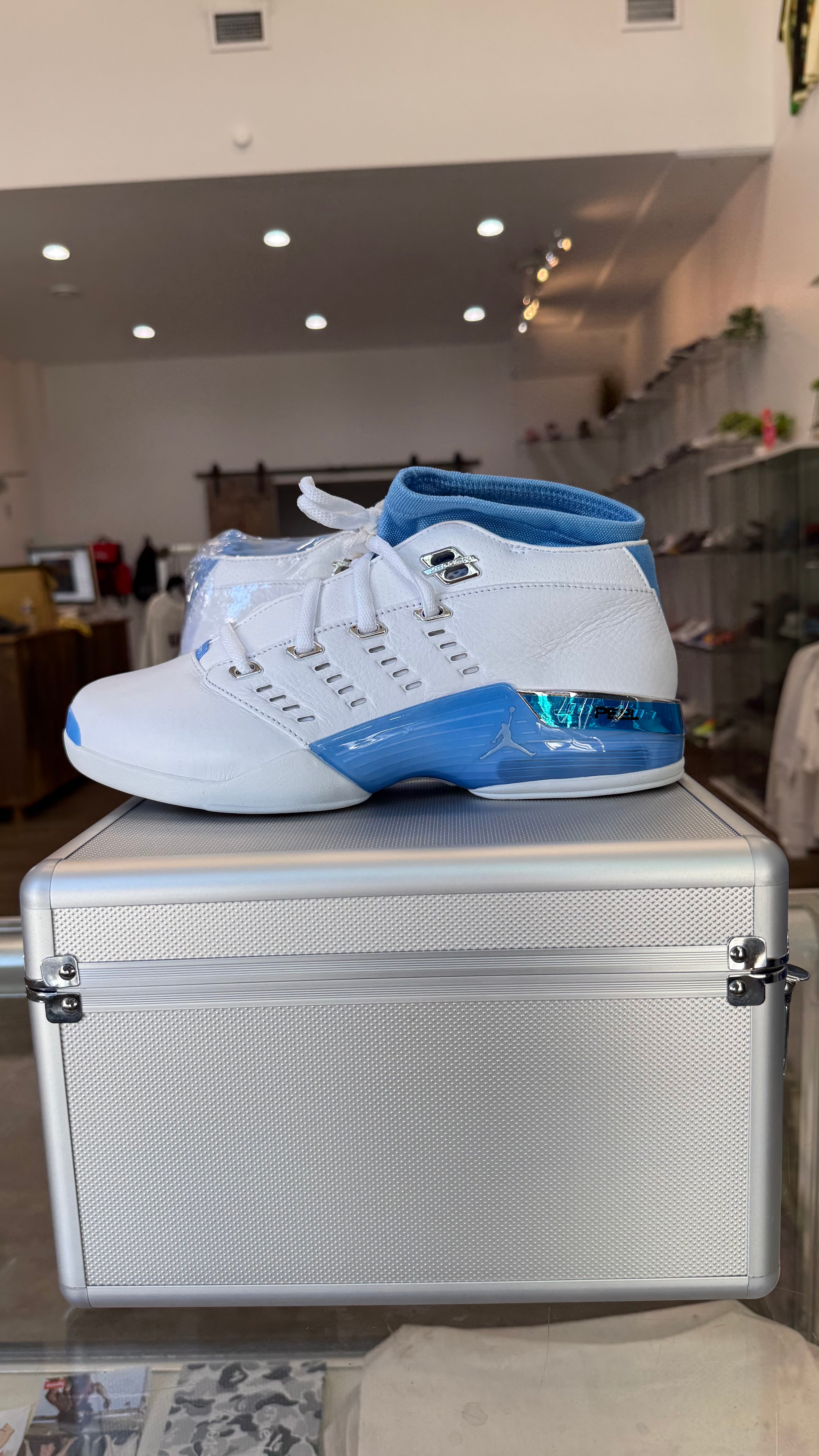 Air Jordan 17 (University Blue) Size 8.5