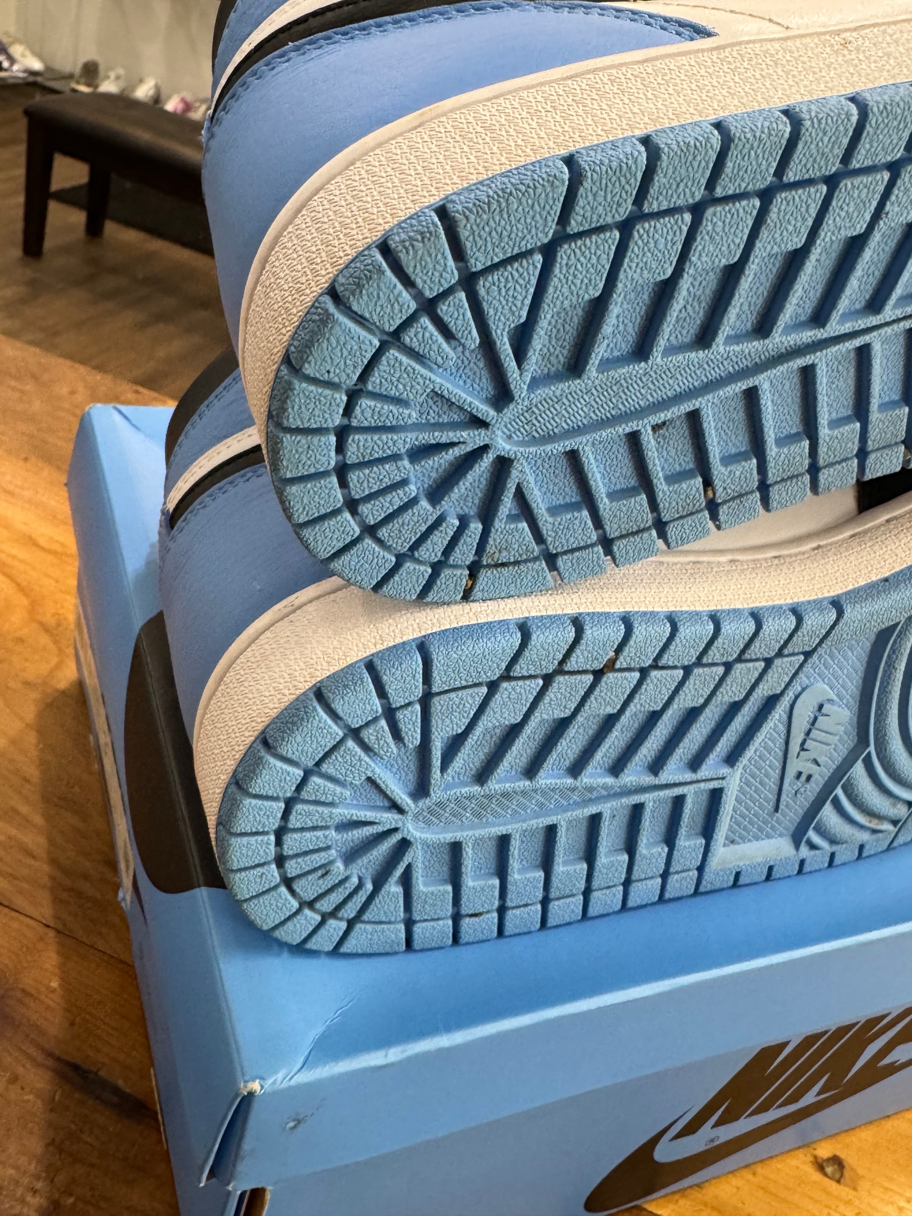 Air Jordan 1 Retro High OG (UNC Toe) size 9.5
