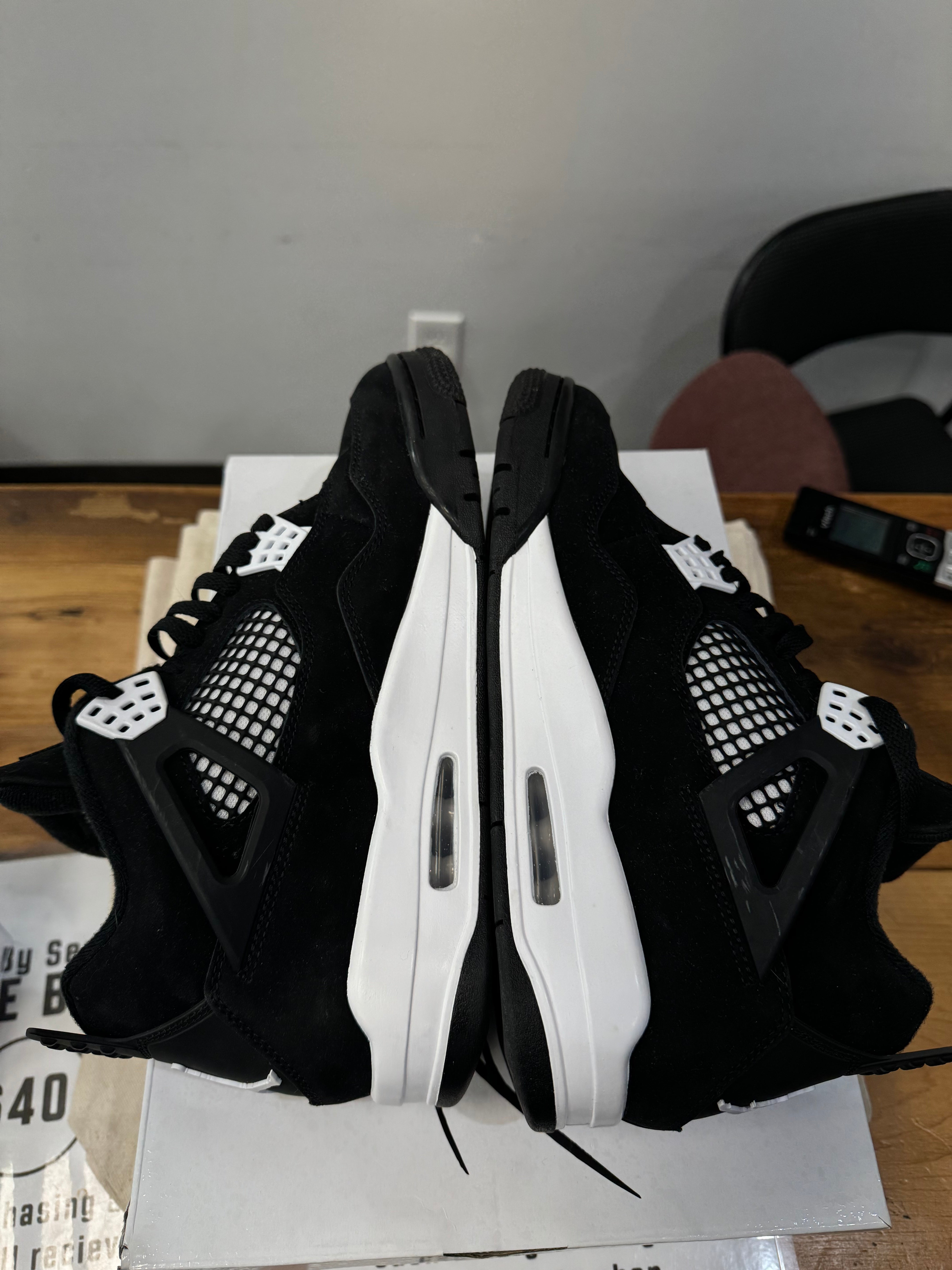 Air Jordan 4 “White Thunder” Size 9.5 -