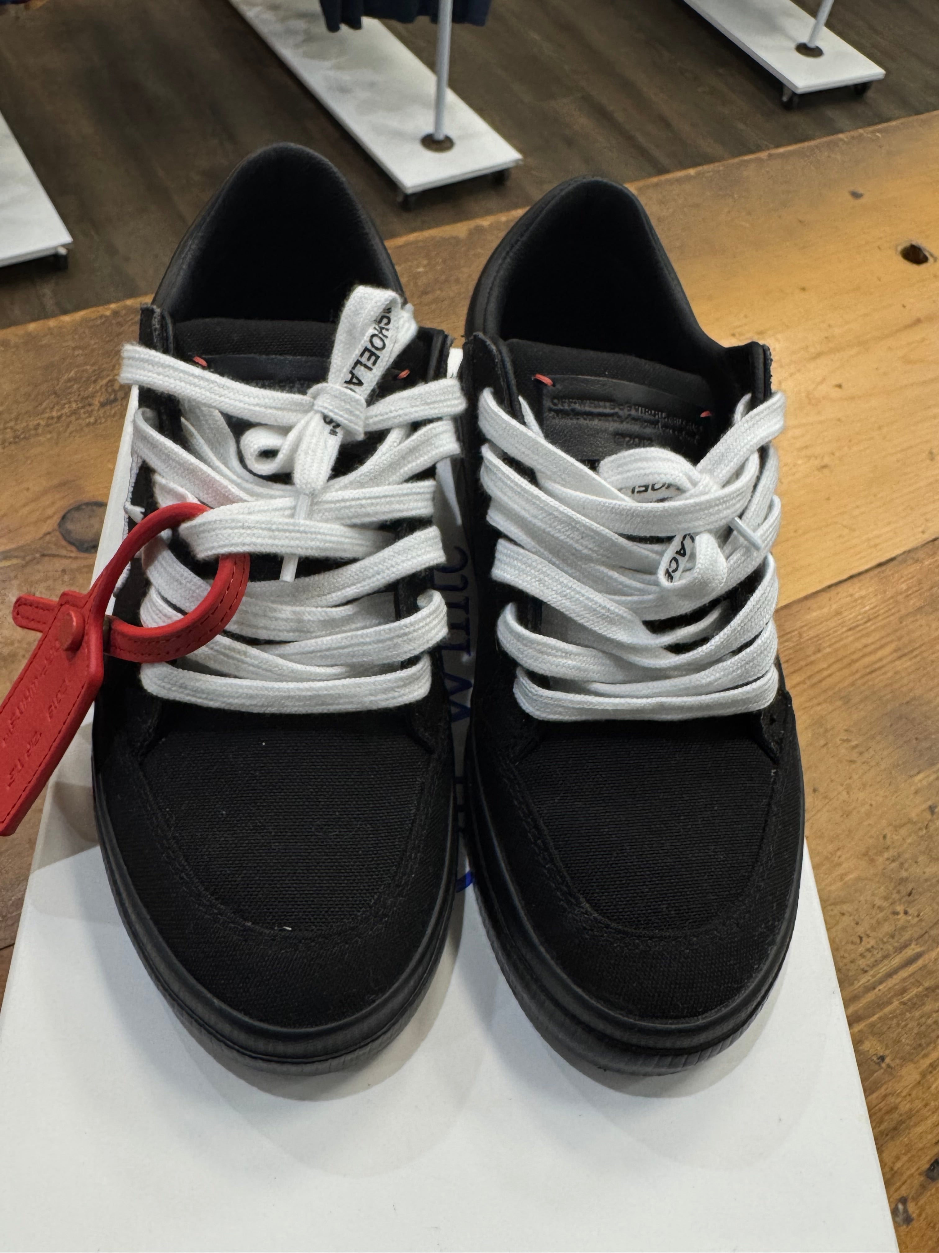 Off-white New Low Vulcanized (Size 37 EU)